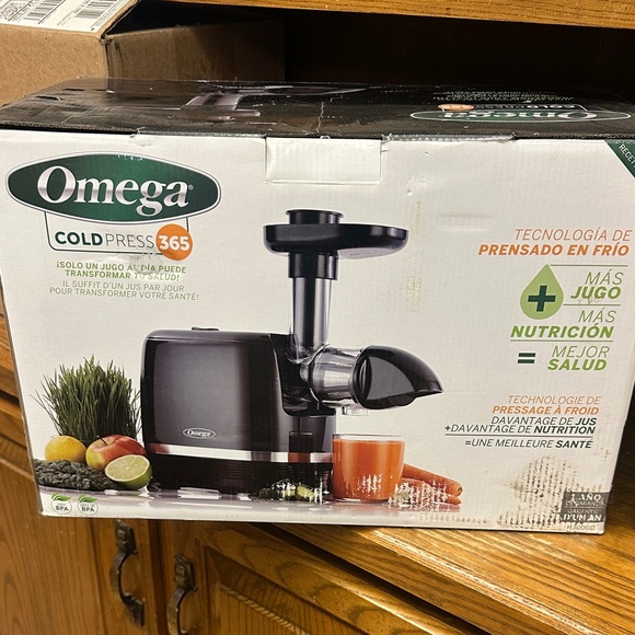 Omega Cold Press 365 Juicer in Black and Silver - Picture 4 of 5